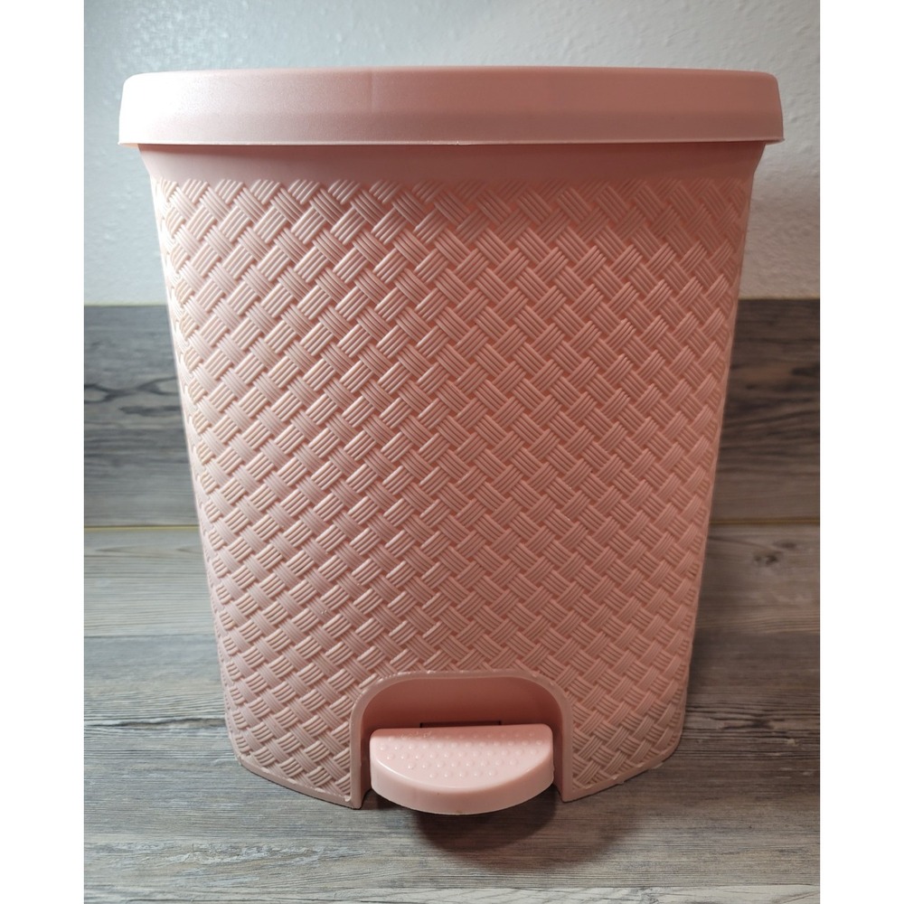 VTG Bathroom trash can Pink Woven ratten style push peddle plastic 13in tall